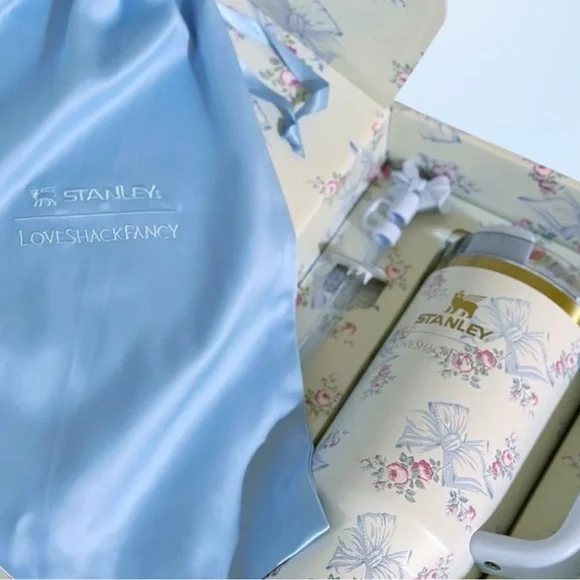 Stanley LoveShackFancy 40oz Quencher  FlowState Tumbler Coquette Bow Chantilly - Picture 3 of 6